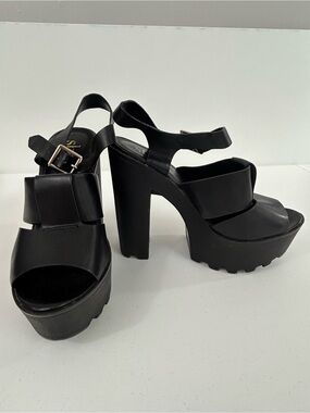 Shi by Journeys Chunky Black Platform Heeled Strappy Sandals Size 8